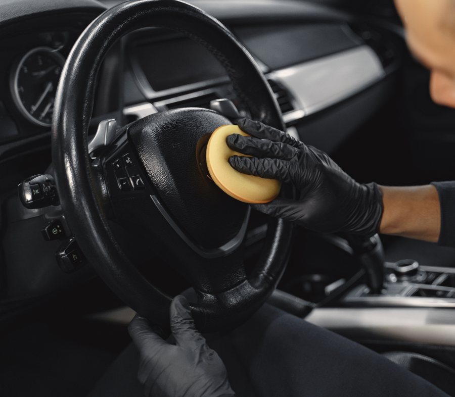 Autostuur wordt grondig gereinigd door specialist met handschoenen