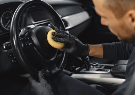 Autostuur wordt grondig gereinigd door specialist met handschoenen