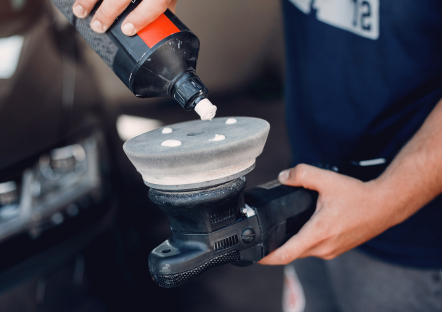 Polijstpasta wordt aangebracht op een polijstpad voor lakcorrectie