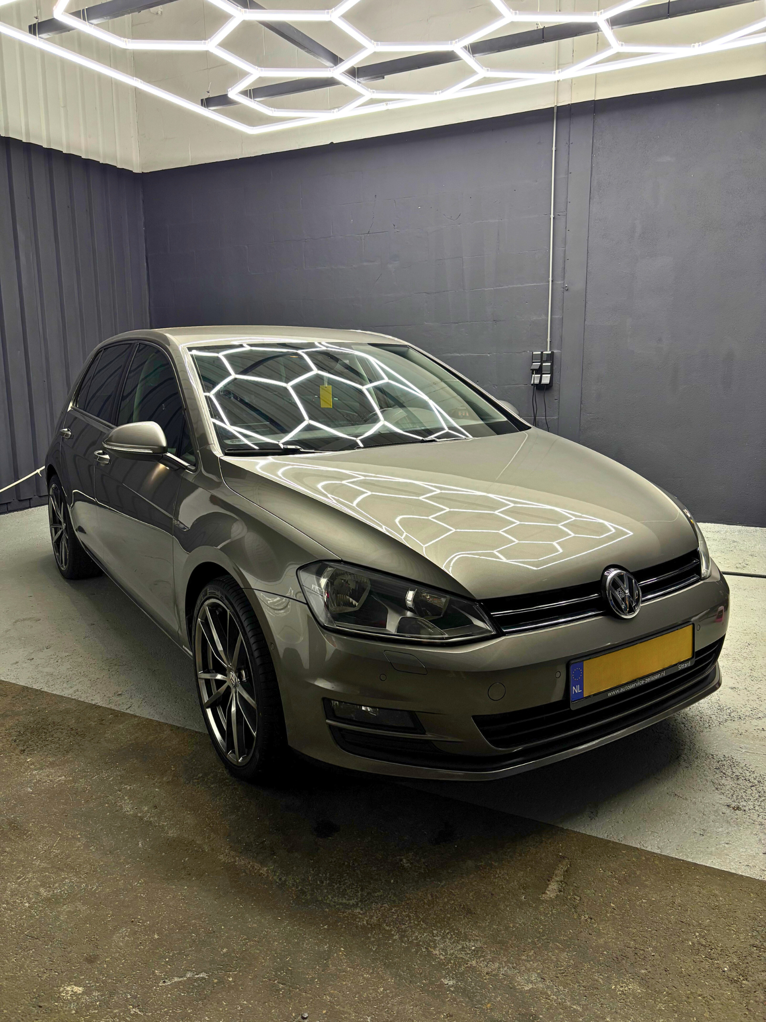 volkswagen-golf-detailing-metallic-afwerking.png
