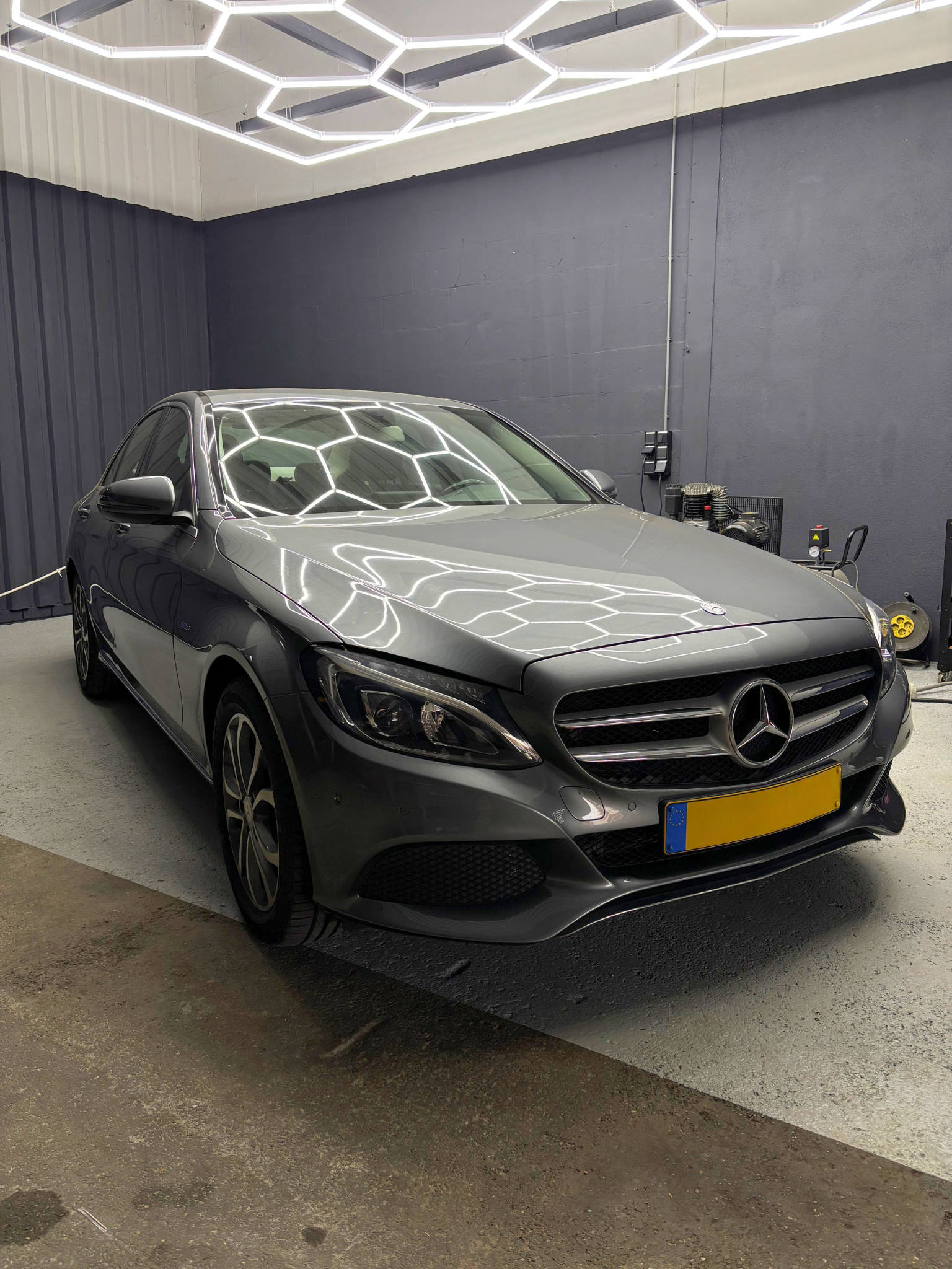 professionele-autodetailing-mercedes-grijs.png