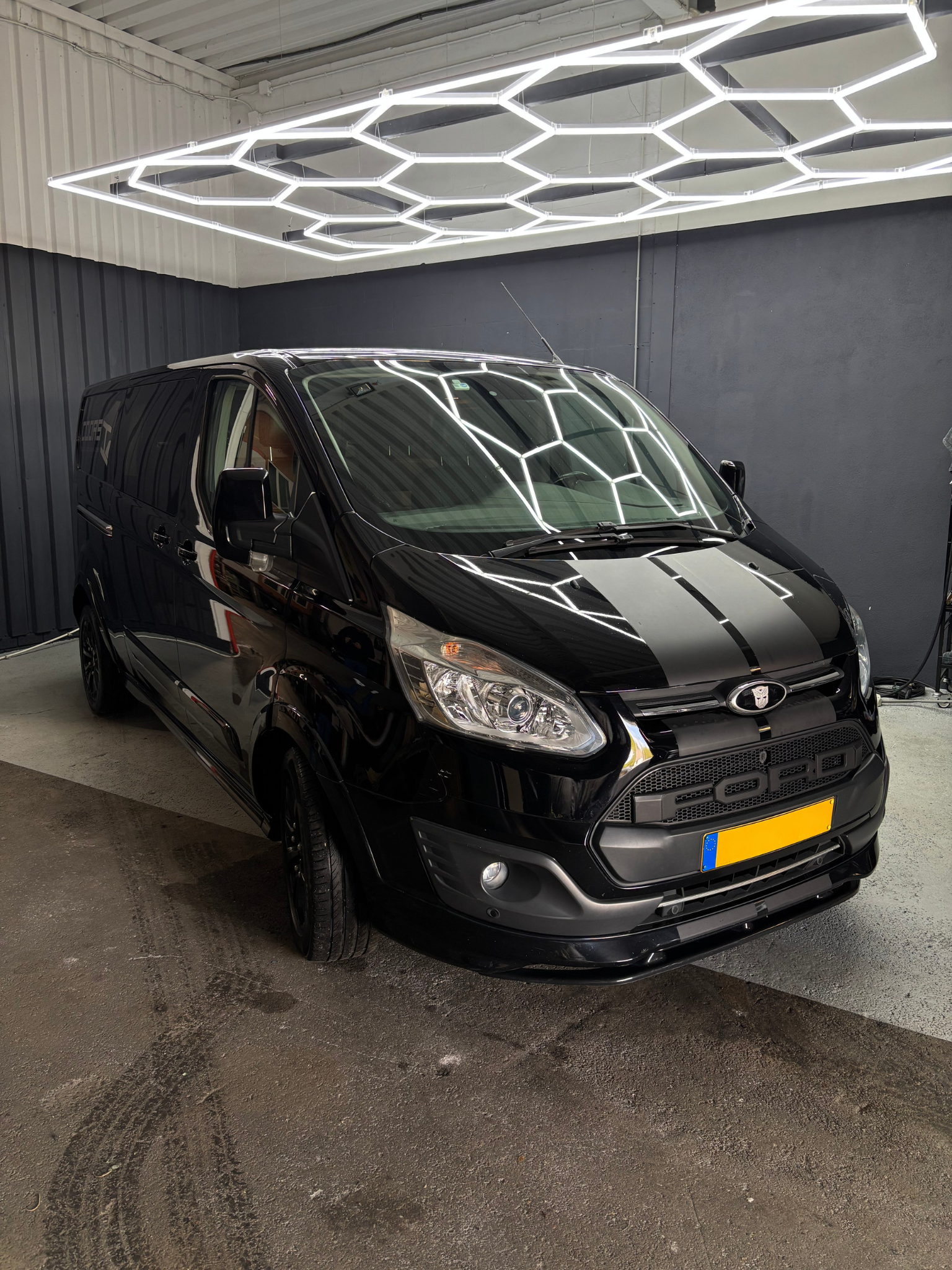 bedrijfswagen-detailing-zwart-ford-transit.png