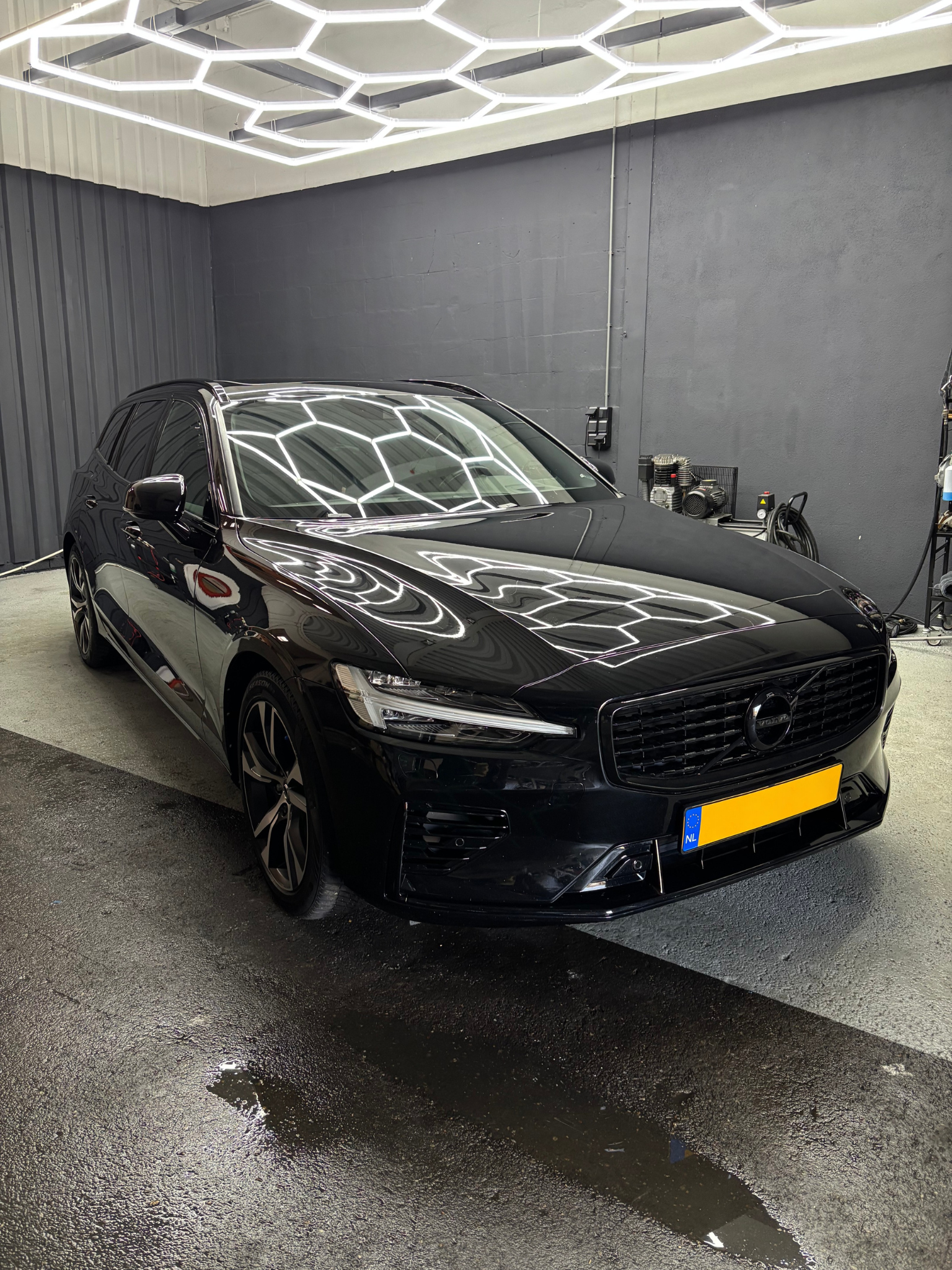 volledige-detailing-volvo-v60-zwart.png